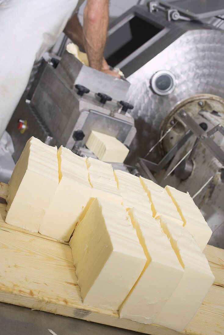 Butter mit Maschine zu Blöcken formen