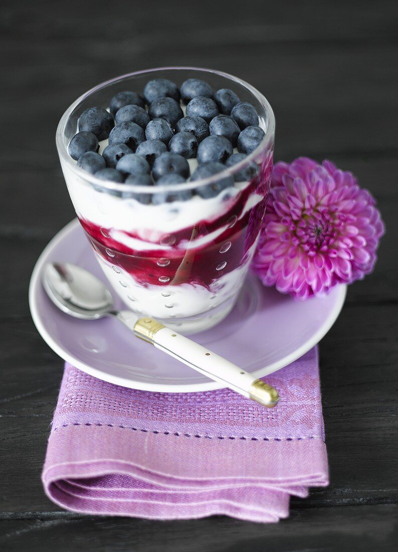 Yoghurt with blueberries