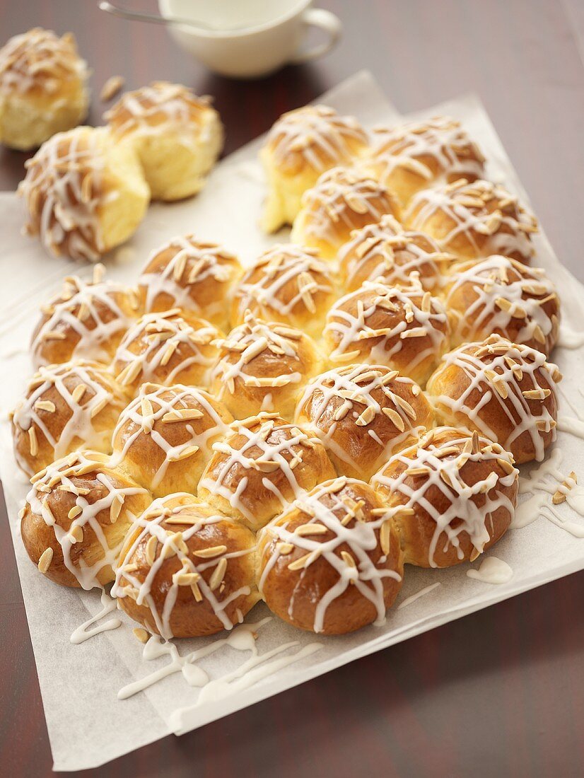 Yeast buns with lemon icing and almonds