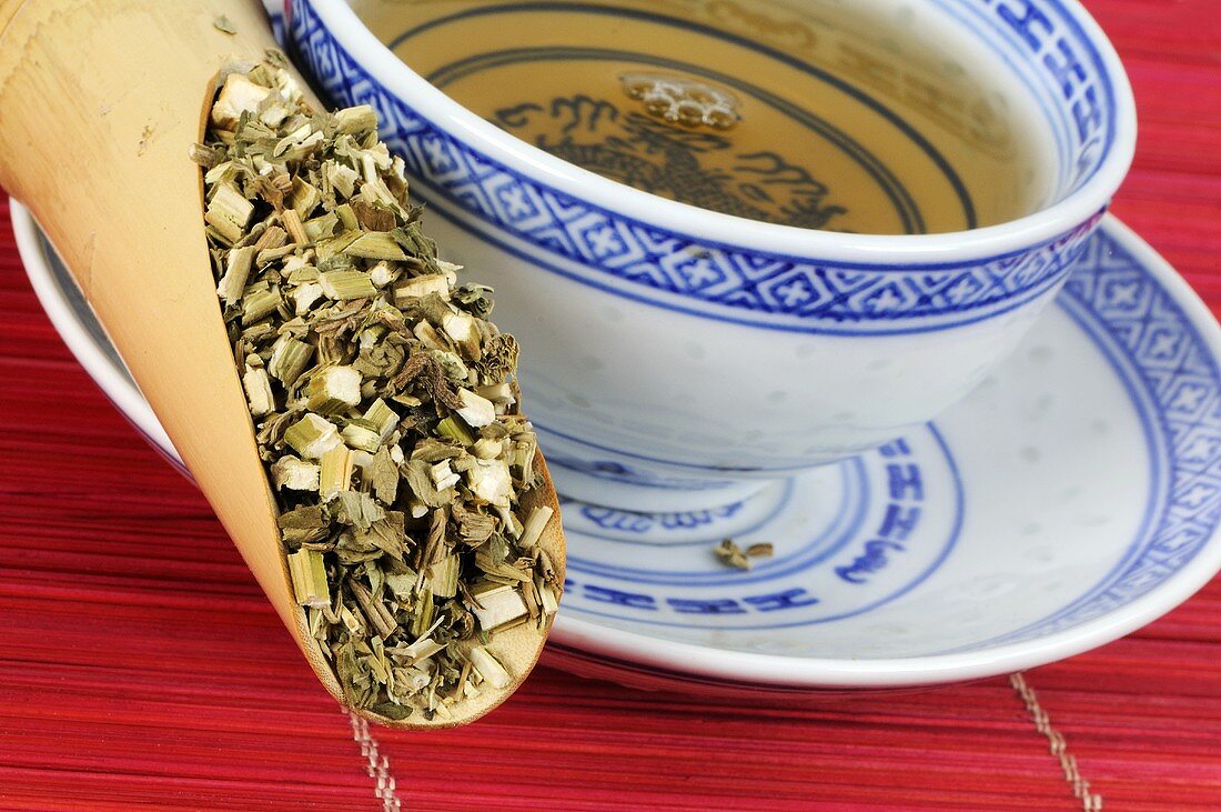 Getrocknetes chinesisches Mutterkraut und Teeschale