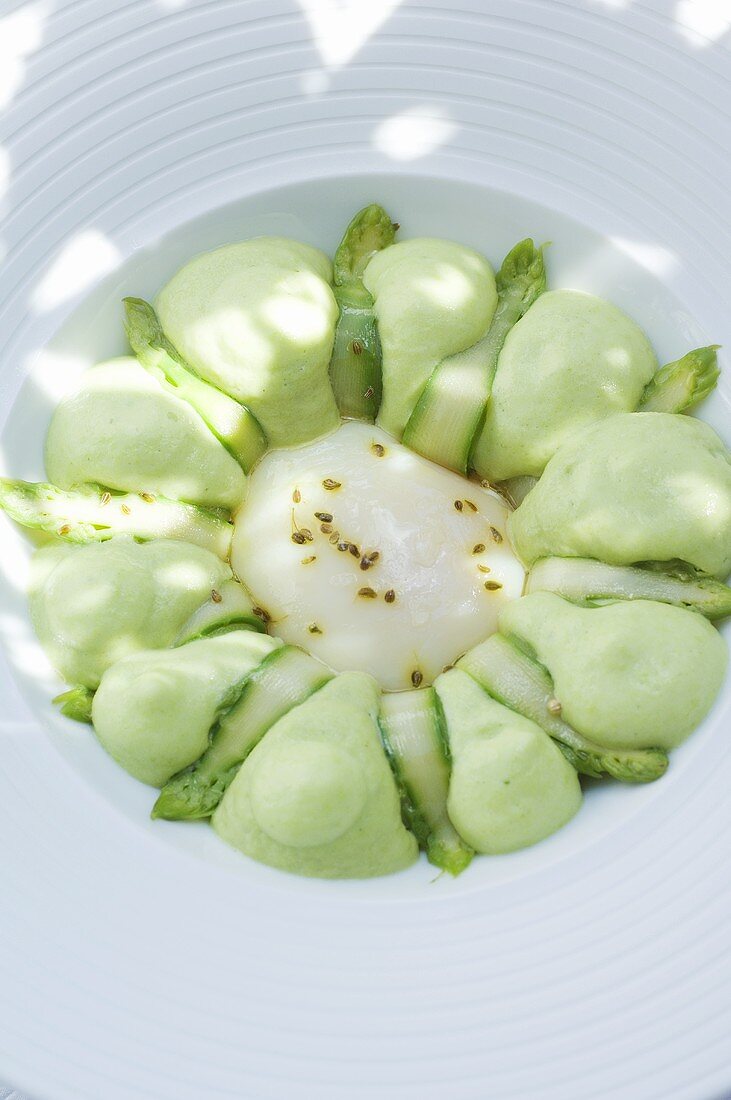 Green asparagus cream with egg