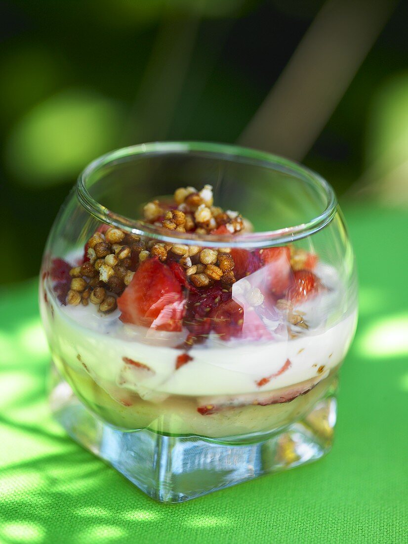 Joghurtmüsli mit Haferkörnern und Erdbeeren