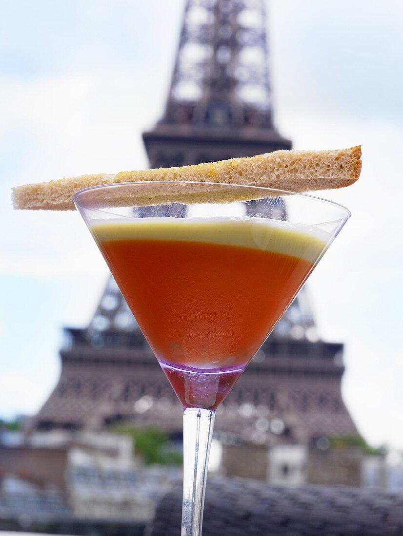 Gazpacho im Martiniglas vor Eiffelturm (Paris, Frankreich)