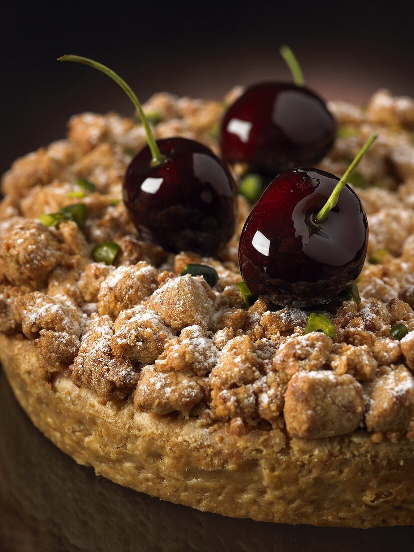 Kuchen mit Pistazien und Kirschen