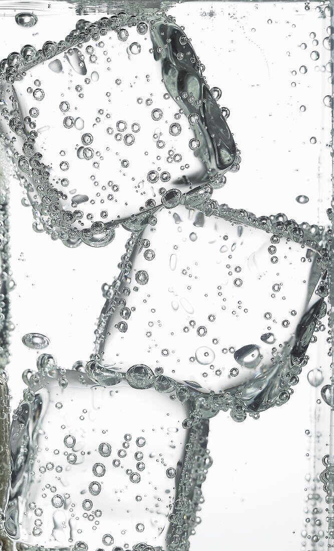 Mineralwasser mit Eiswürfeln (Close Up)