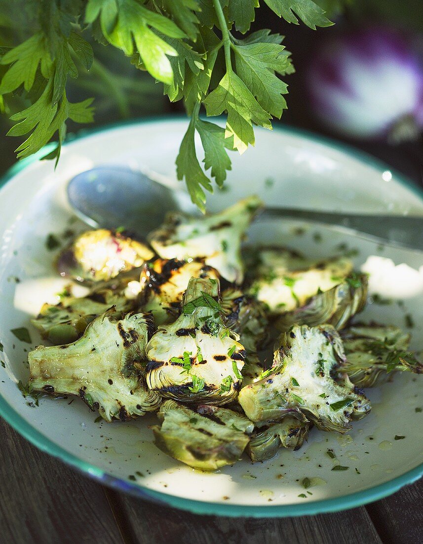 Gegrillte Artischocken mit Petersilie