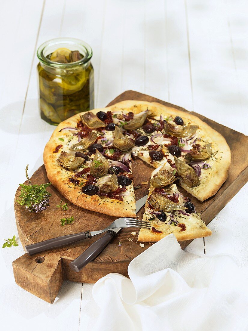 Pizza mit Artischocken, Oliven und Zwiebeln