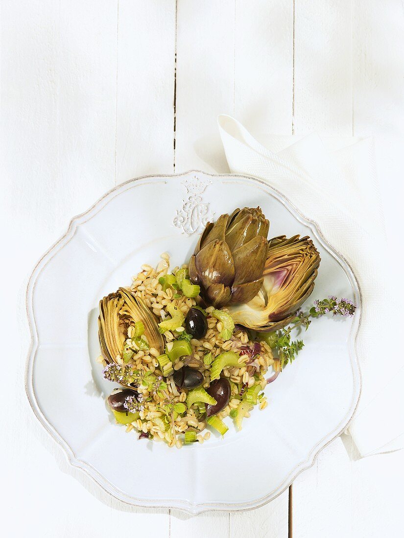 Wheat salad with artichokes and olives