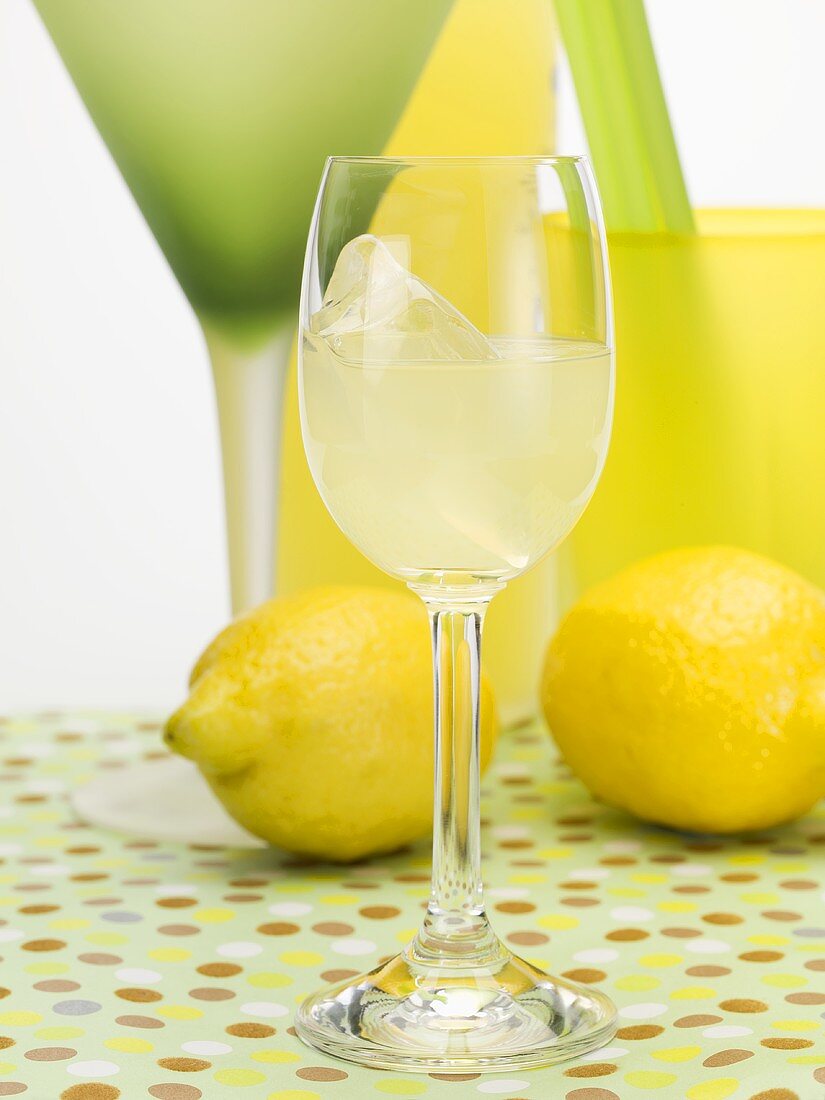 Limoncello und frische Zitronen
