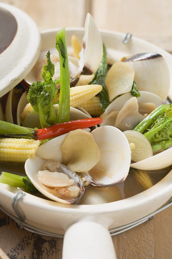 Shellfish with baby corn and wild broccoli (Asia)