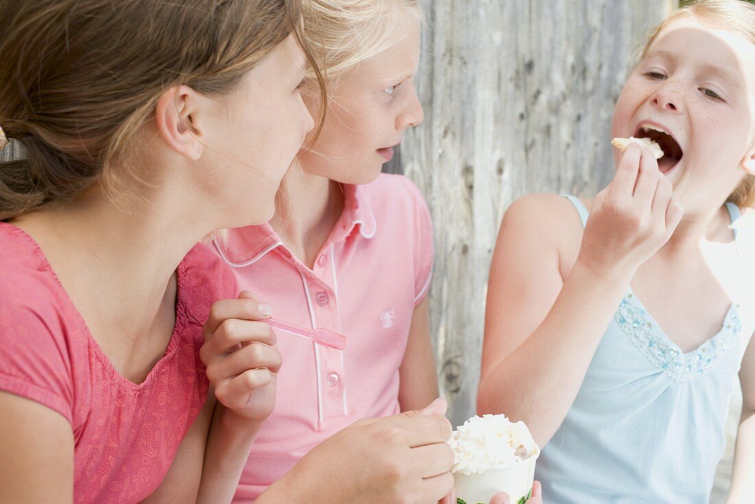 Drei Mädchen essen Eis