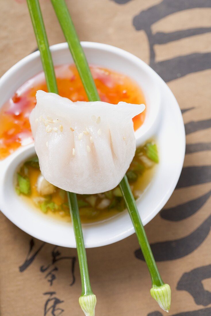 Dim Sum mit Sesam auf zwei Saucen (China)