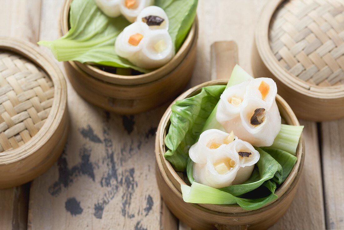 Dim sum on pak choi in bamboo steamers (China)