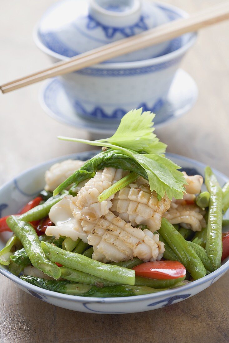 Gebratener Tintenfisch mit Gemüse und Koriandergrün (China)