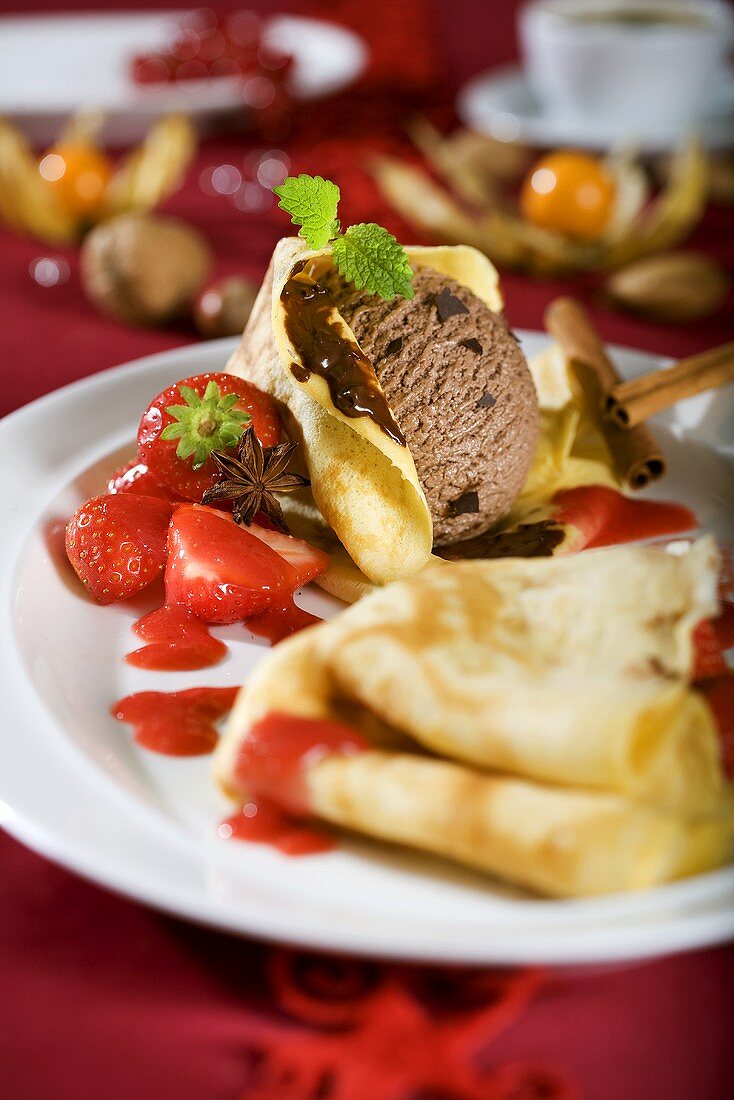 Crepes mit Schokoladeneis und Erdbeeren zu Weihnachten