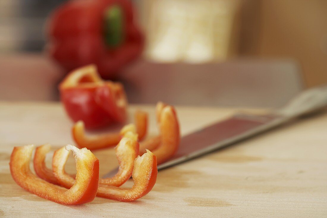 Paprika, teilweise in Streifen geschnitten