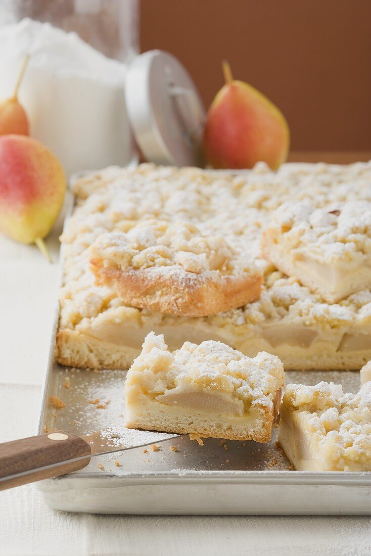 Birnen-Streusel-Kuchen auf Backblech (Ausschnitt)