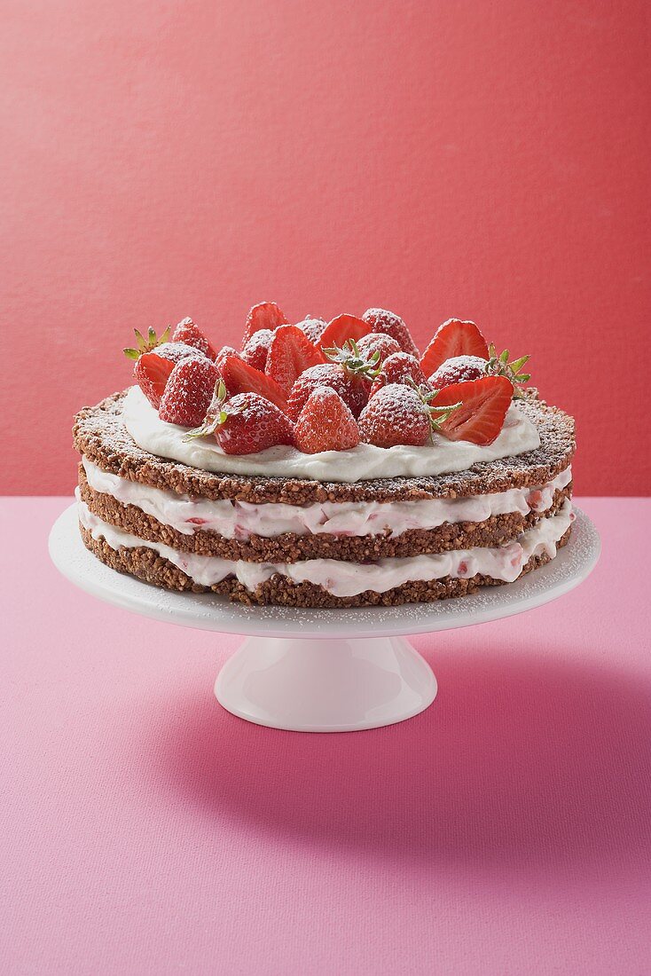 Erdbeer-Sahne-Torte auf Tortenständer