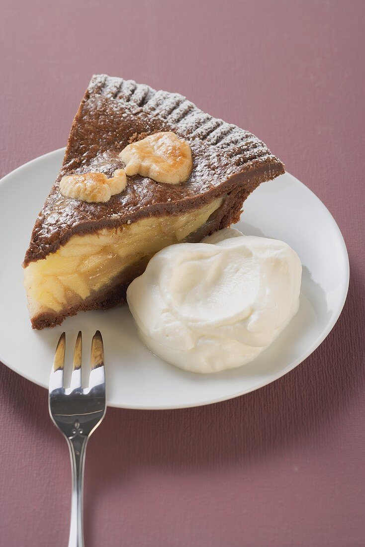 Stück gedeckter Apfelkuchen mit Schlagsahne