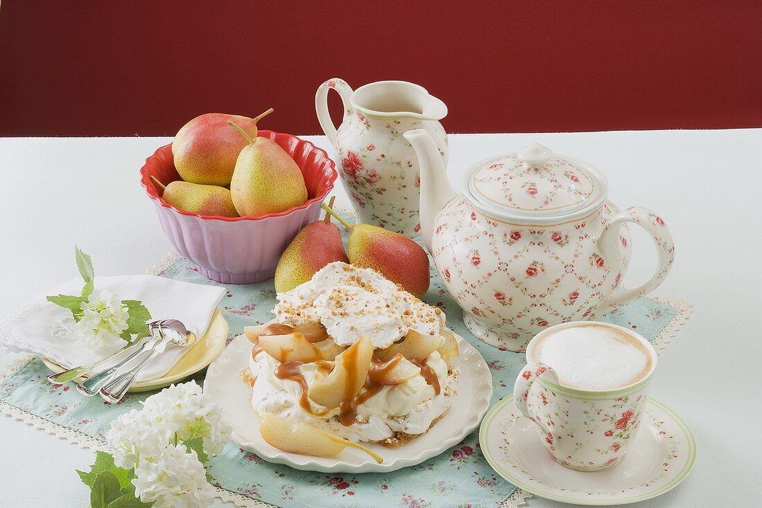 Birnen-Pavlova mit Baiser und Mascarpone, Kaffee