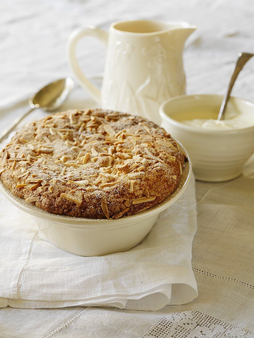 Früchtecrumble mit Mandelstiften, Vanillesauce