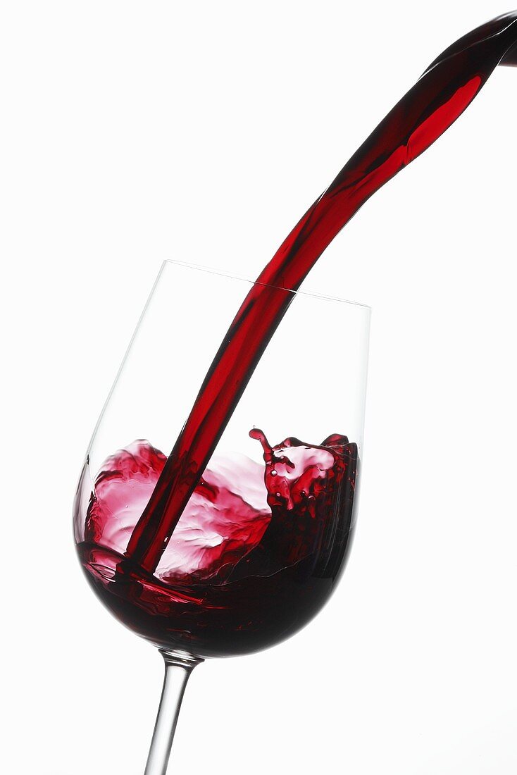 Rotwein in Glas einschenken