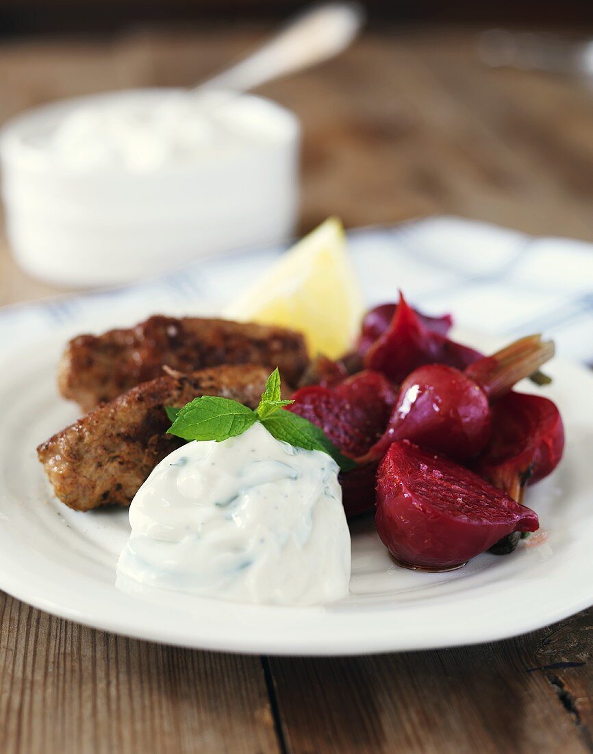 Cevapcici mit Roter Bete und Tzatziki