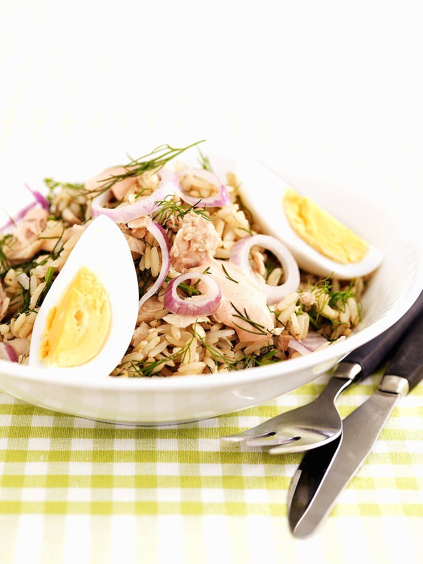 Reissalat mit Thunfisch, roten Zwiebeln und Ei