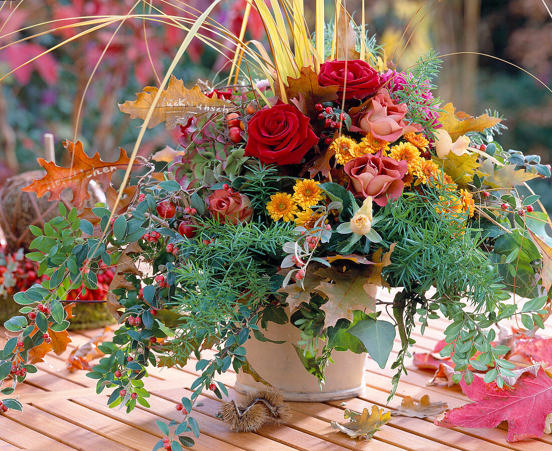 Strauss mit Rosen, Ilex, Zierspargel und Herbstchrysanthemen