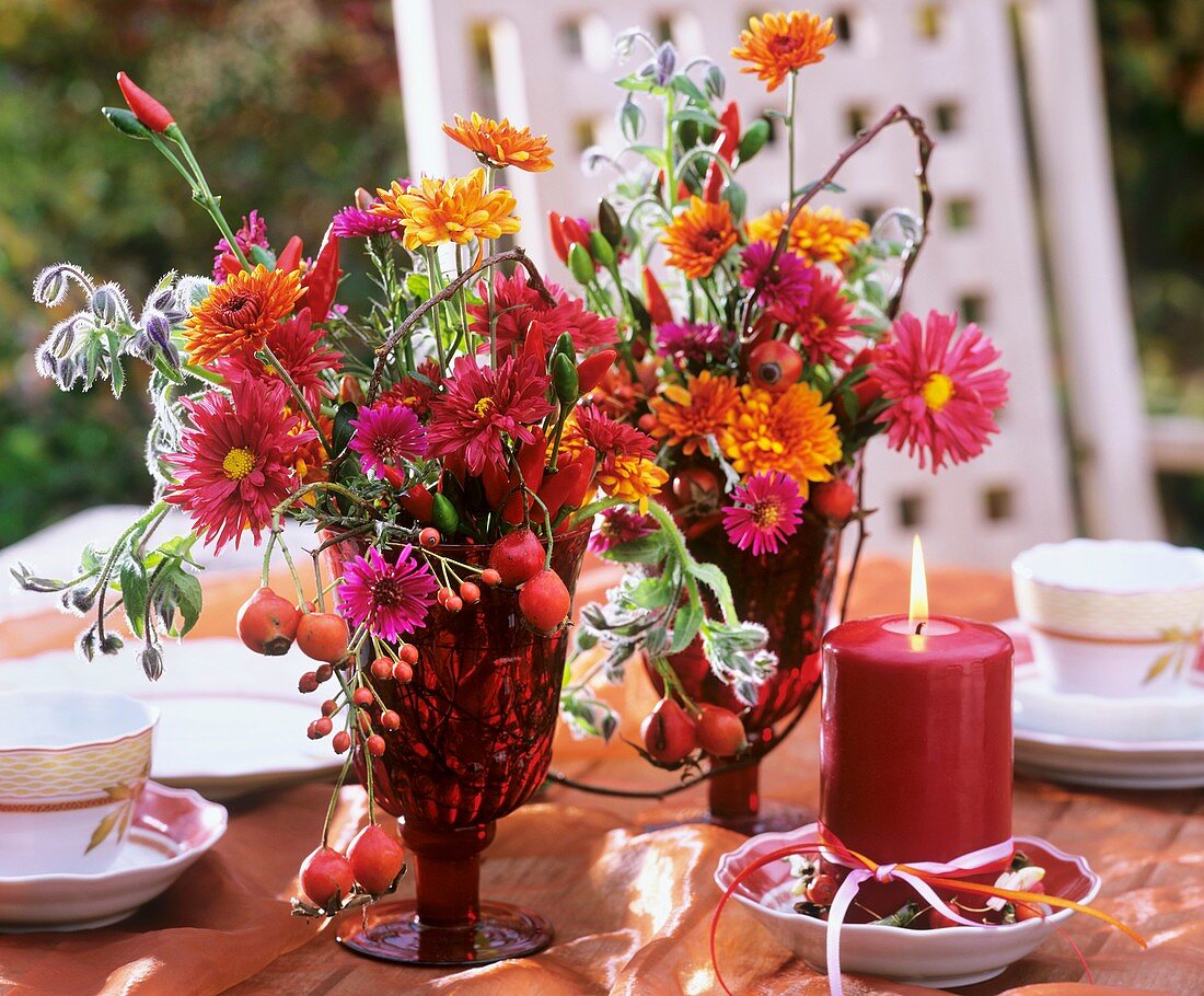 Sträusschen aus Chrysanthemen, Herbstastern und Hagebutten