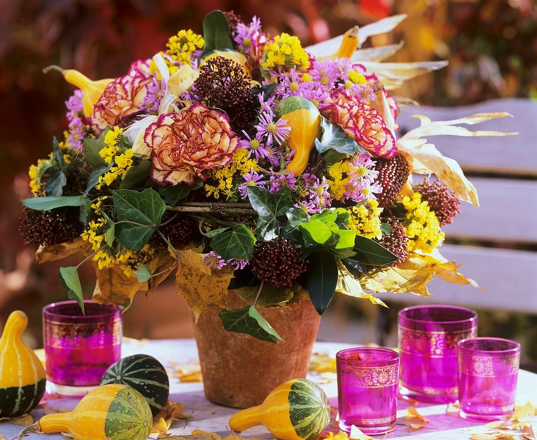 Herbststrauss aus Nelken, Efeu, Skimmie, Statice und Herbstastern