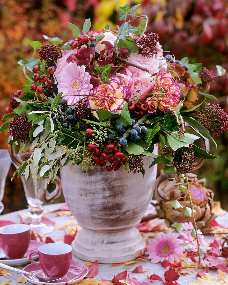 Herbststrauss mit Gerbera, Nelken, Rosen, Skimmie, Schlehen und Hagebutten