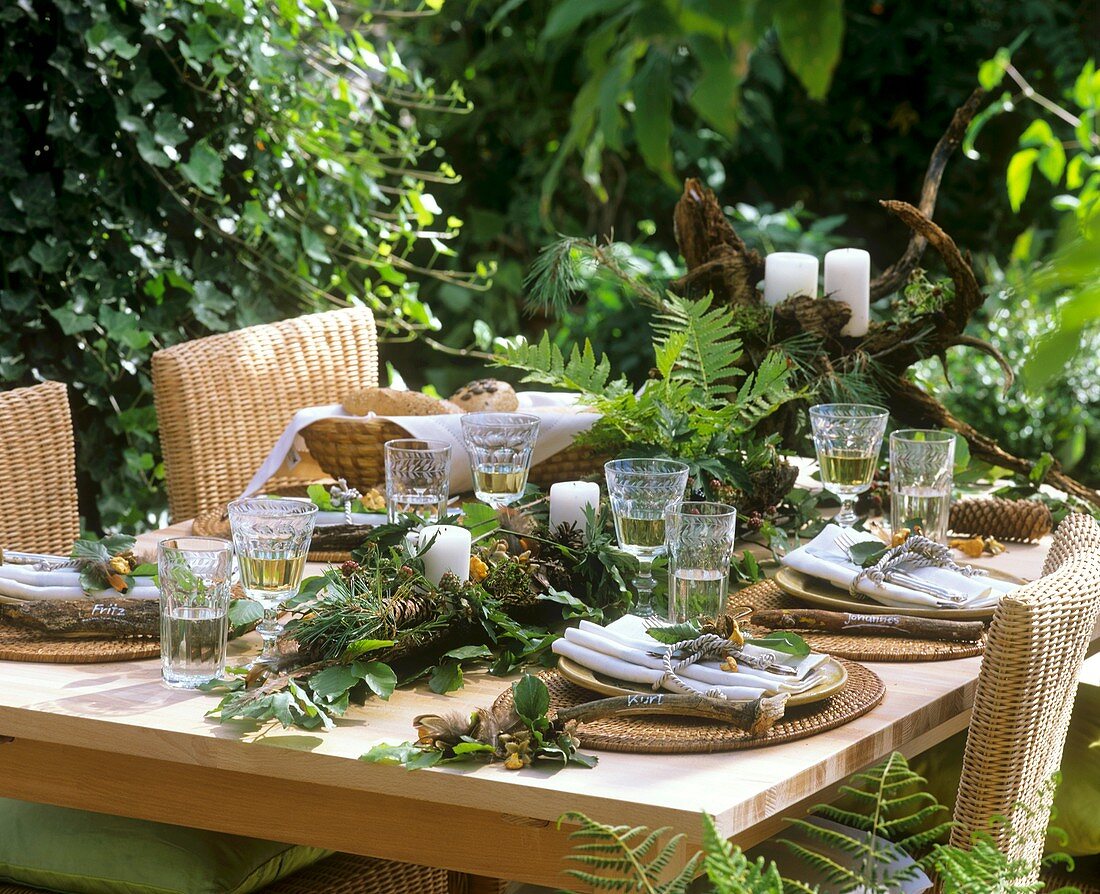 Gedeckter Tisch mit Walddeko