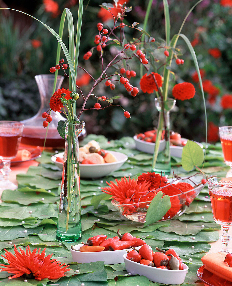 Table decoration: pipevine leaves, peppers & dahlias