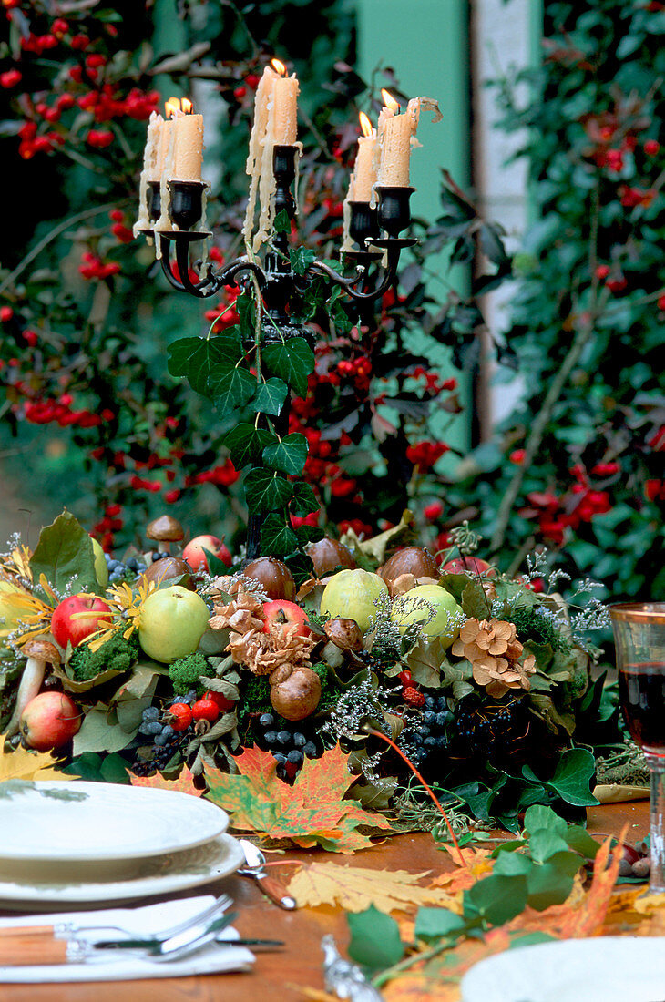 Herbstlicher Tischkranz aus Früchten und Nüssen