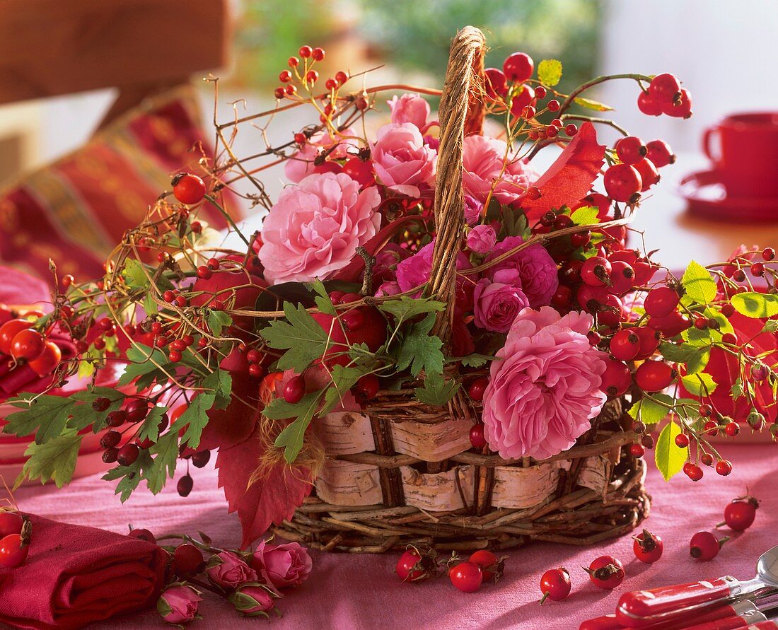 Körbchen mit Rosen, Hagebutten, Weissdorn und Wildem Wein