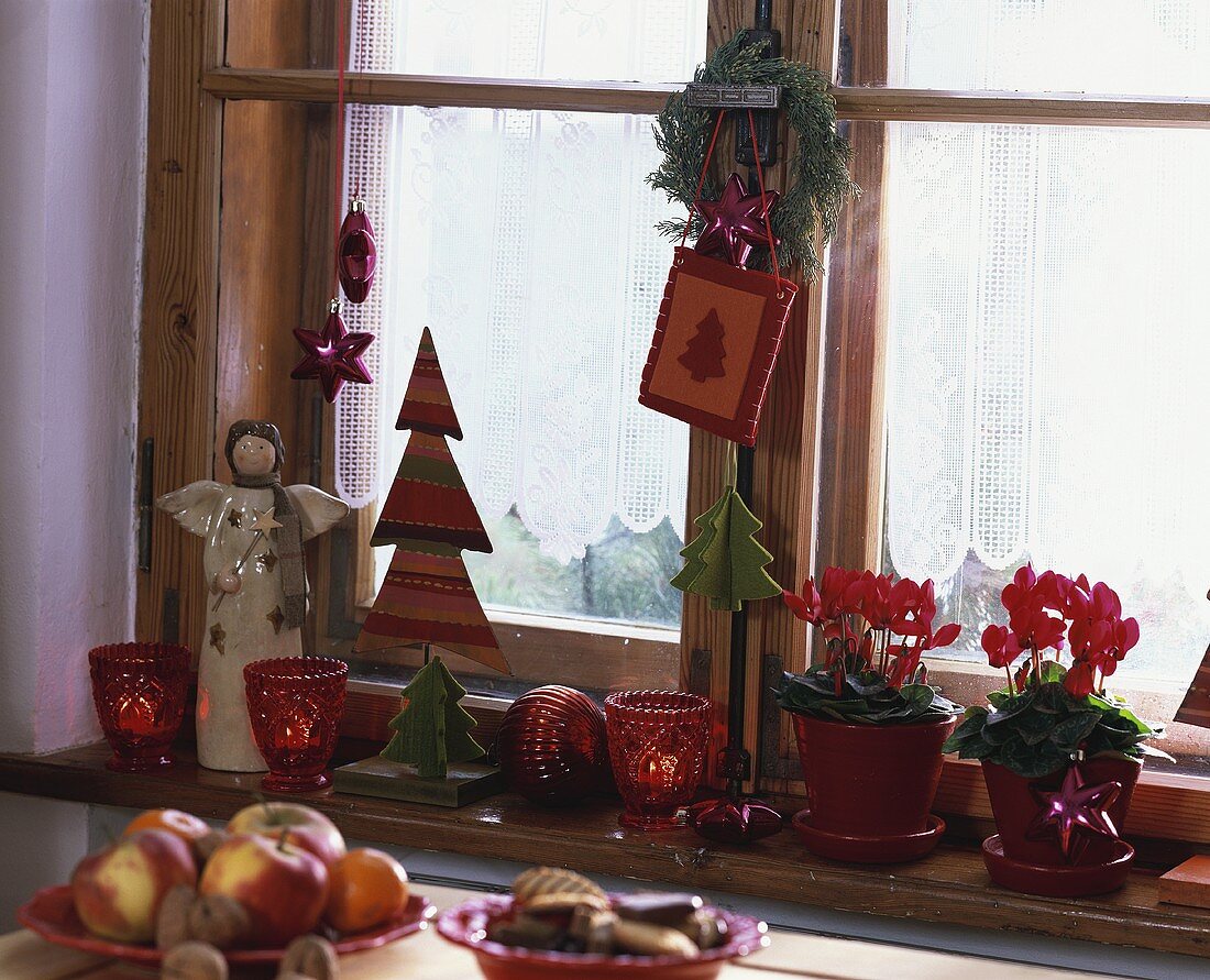 Weihnachtlich dekorierte Fensterbank