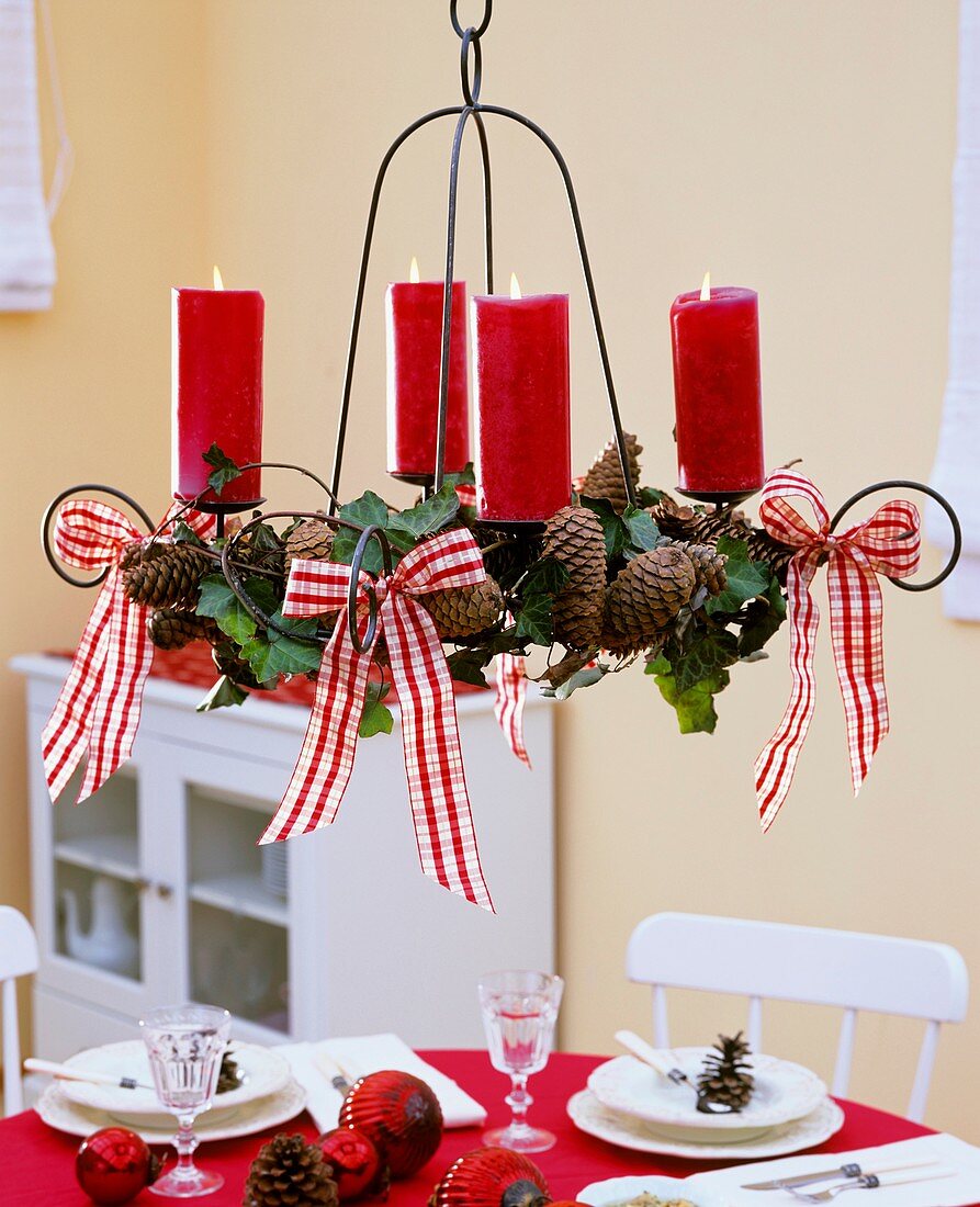 Hängender Adventskranz in Metallgestell