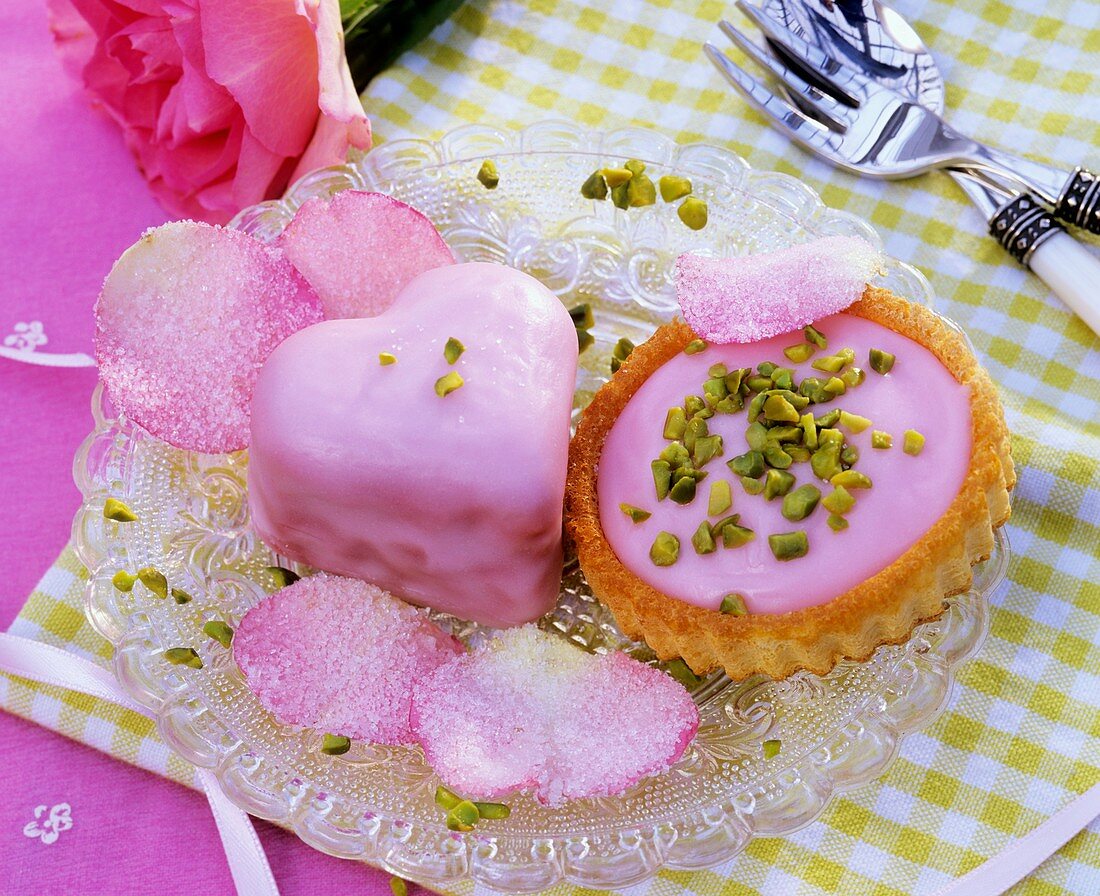 Petit Four und Tortelett mit rosa Zuckerguss