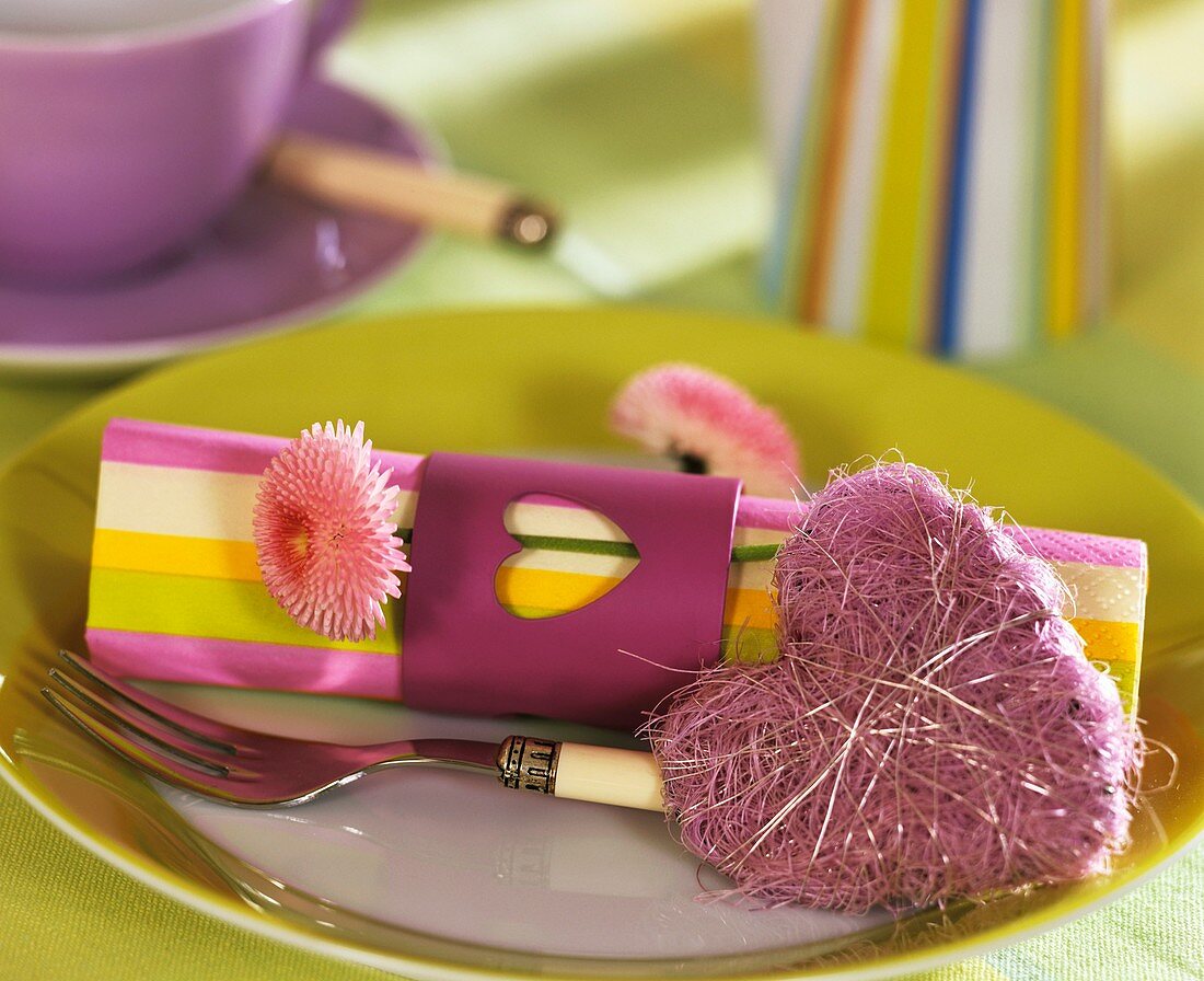 Plate decorate: napkin with daisies and sisal heart