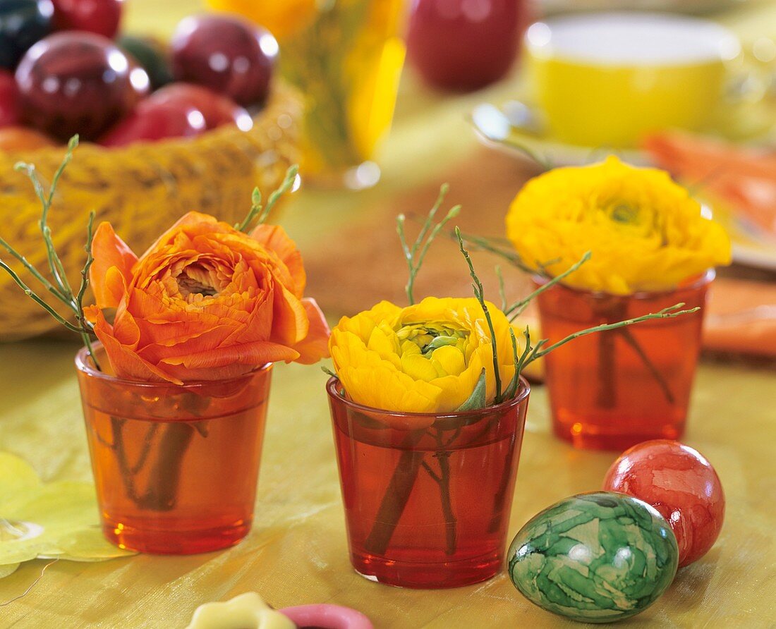 Table decoration: Ranunculus and Easter eggs