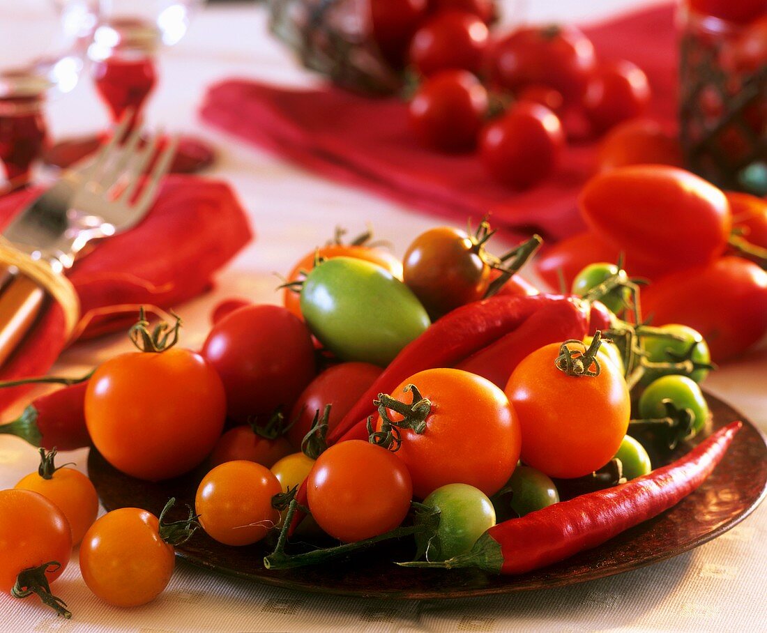 Stillleben mit Tomaten und Peperonies
