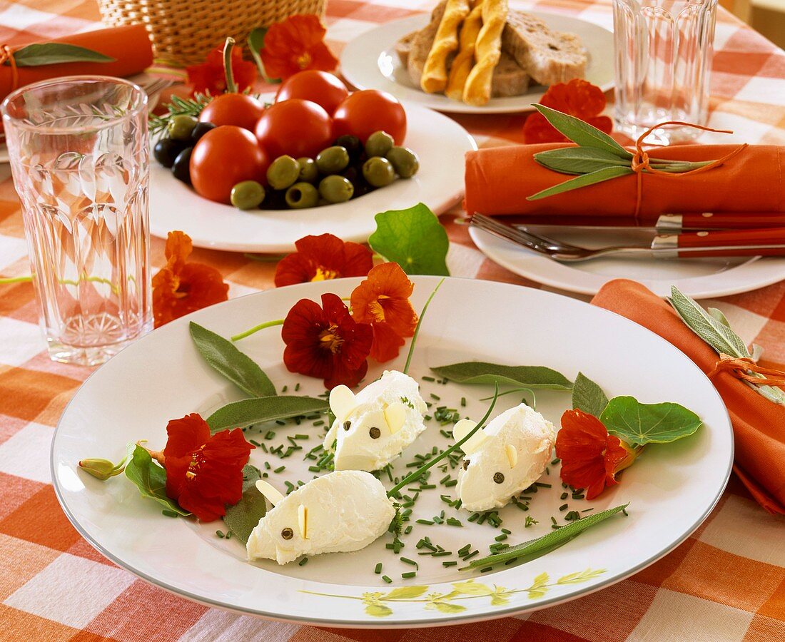 Antipasti: Mascarpone-Mäuse mit Kapuzinerkresseblüten