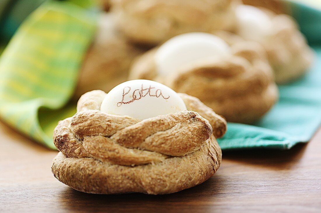 Griechisches Ostergebäck mit Ei