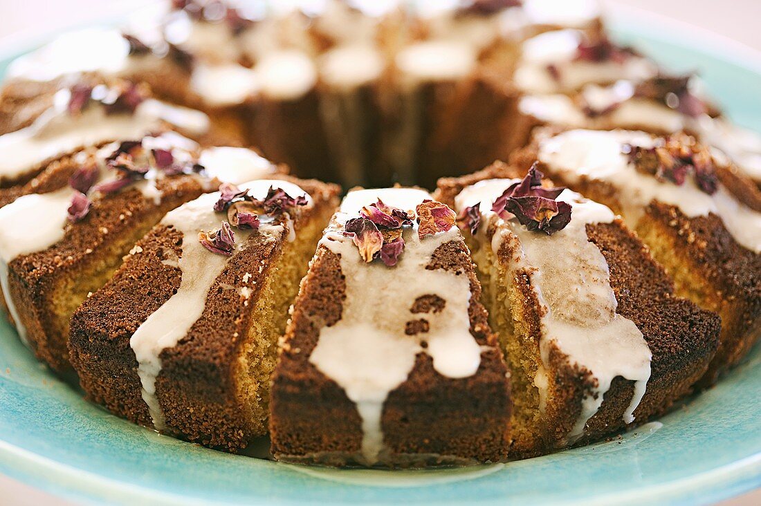 Kranzkuchen mit Kardamom und getrockneten Rosenblättern