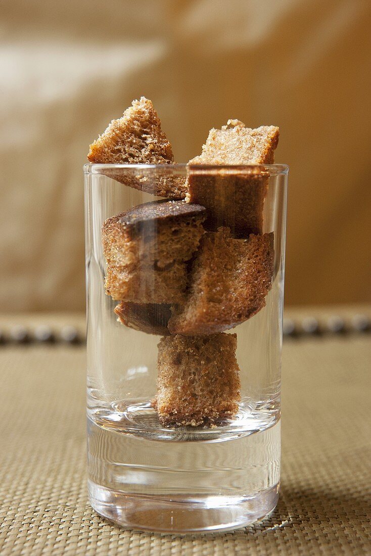 Brot-Croûtons in einem Glas
