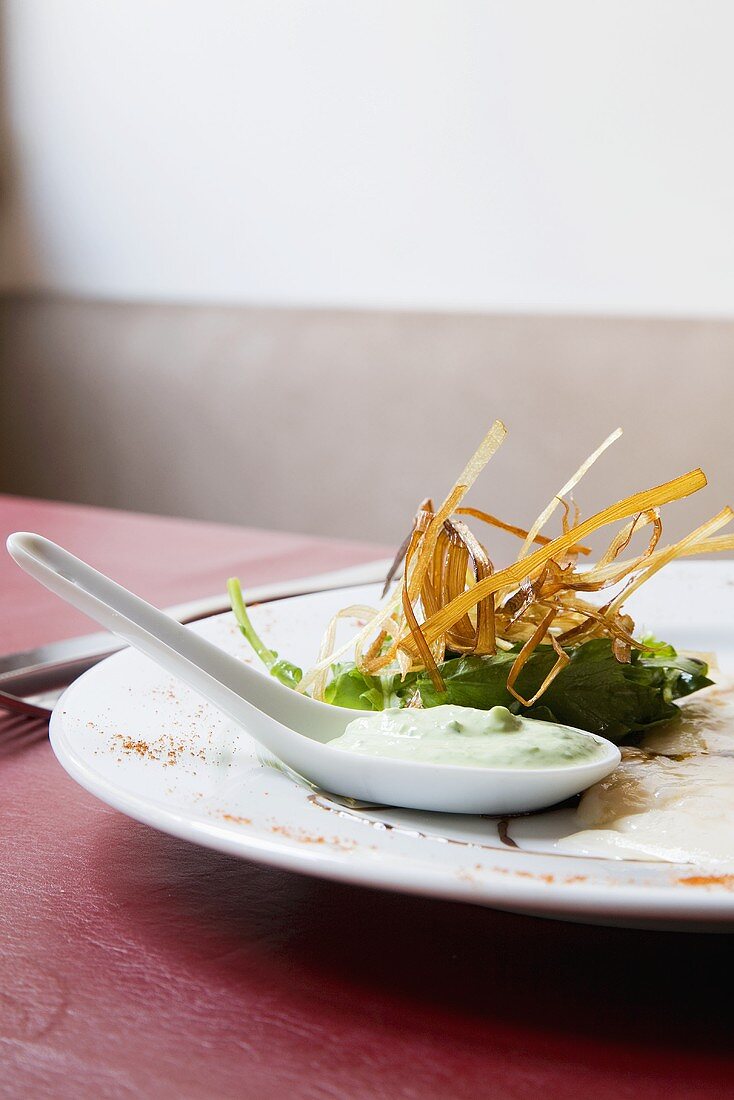 Muschel-Carpaccio mit grüner Sauce und Salat
