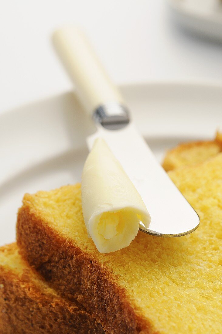 Butterkuchen mit einem Stück Butter und Messer