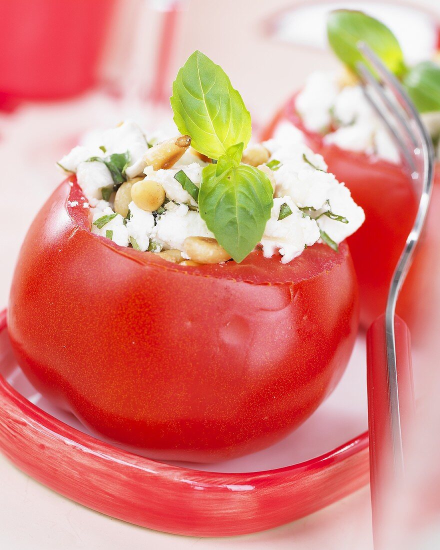 Gefüllte Tomaten mit Feta, Pinienkernen und Basilikum