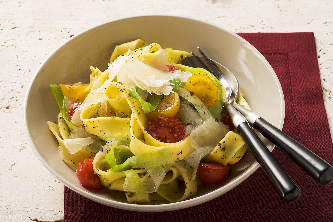 Lauch-Pappardelle mit Tomaten